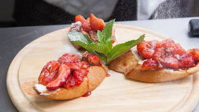 брускетты с клубникой и маскарпоне