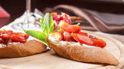 брускетты с клубникой и маскарпоне