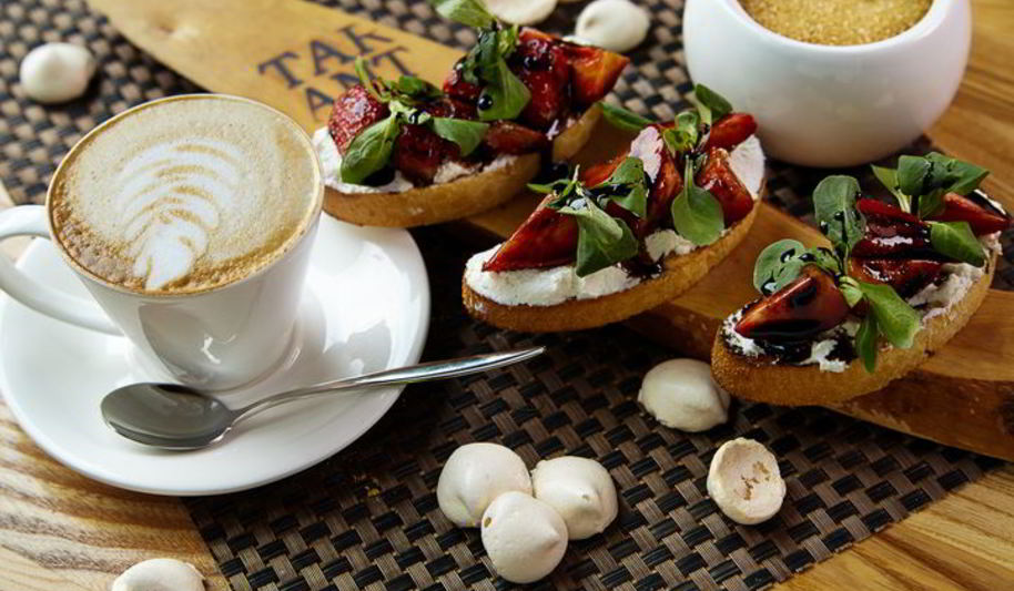 Рецепт брускетт с рикоттой и клубникой