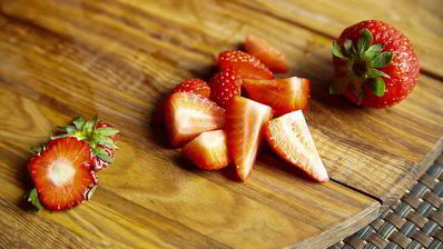 брускетты с рикоттой и клубникой