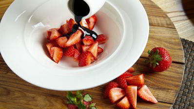 брускетты с рикоттой и клубникой