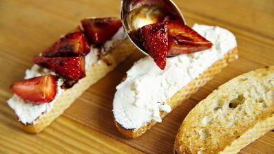 брускетты с рикоттой и клубникой