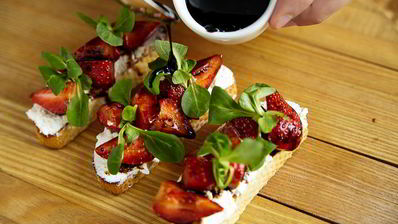 брускетты с рикоттой и клубникой