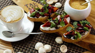 брускетты с рикоттой и клубникой