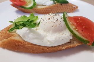 Брускетты с яйцом пашот