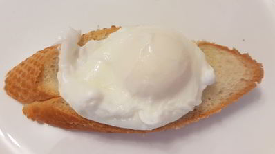 брускетты с яйцом пашот