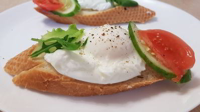 брускетты с яйцом пашот