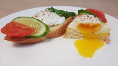 брускетты с яйцом пашот