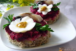 Бутерброды с сельдью и свекольным песто