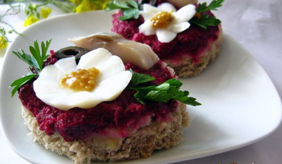 Рецепт бутербродов с сельдью и свекольным песто