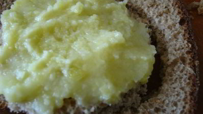 бутерброды с сельдью и свекольным песто