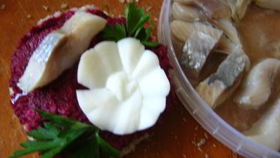 бутерброды с сельдью и свекольным песто