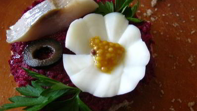 бутерброды с сельдью и свекольным песто