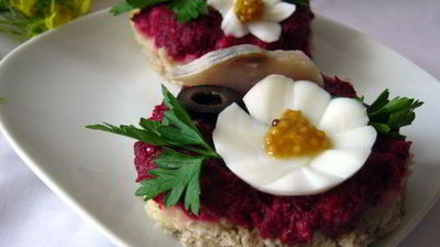 бутерброды с сельдью и свекольным песто