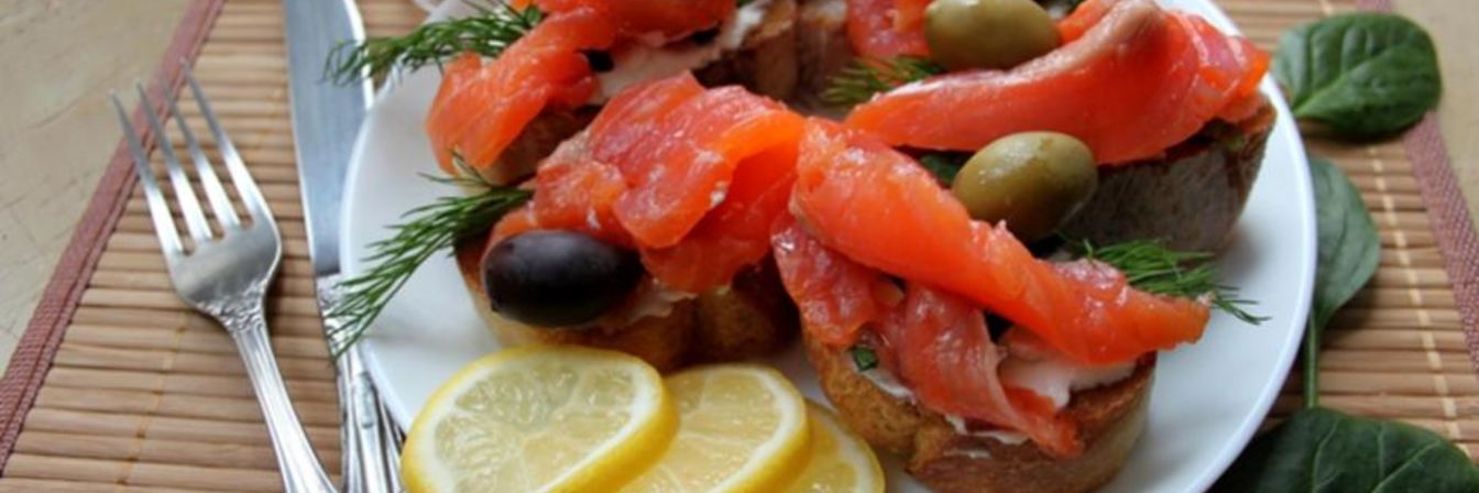 Чесночная брускетта с форелью и шпинатом