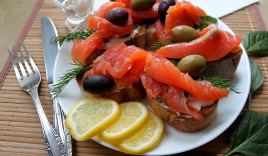 Рецепт чесночной брускетты с форелью и шпинатом