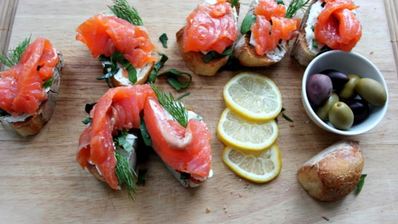 чесночная брускетта с форелью и шпинатом