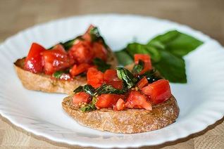 Итальянская брускетта с базиликом и помидорами
