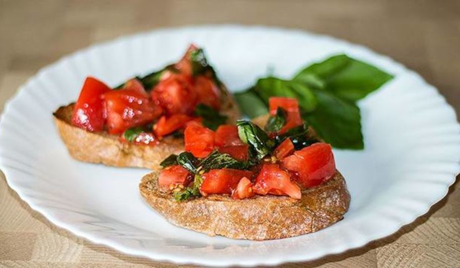 Рецепт итальянской брускетты с базиликом и помидорами