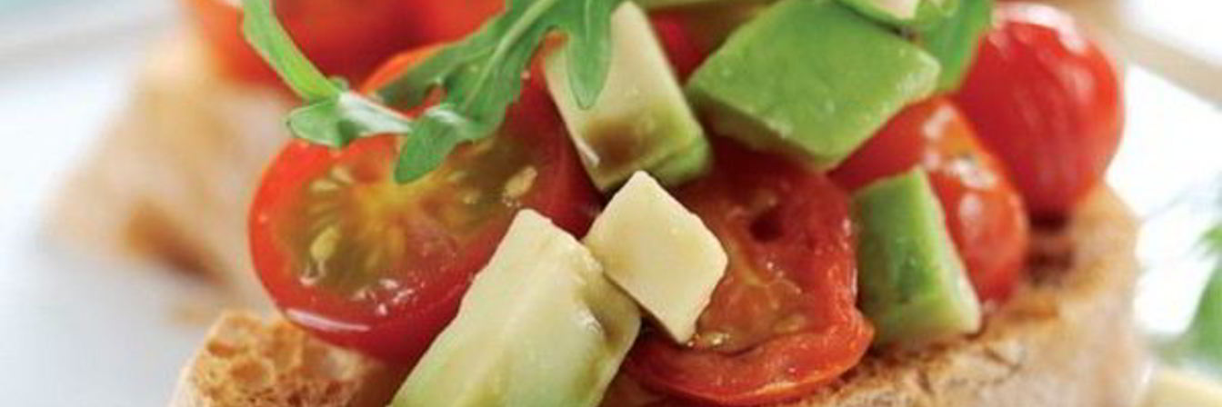 Хрустящие брускетты с помидорами и авокадо