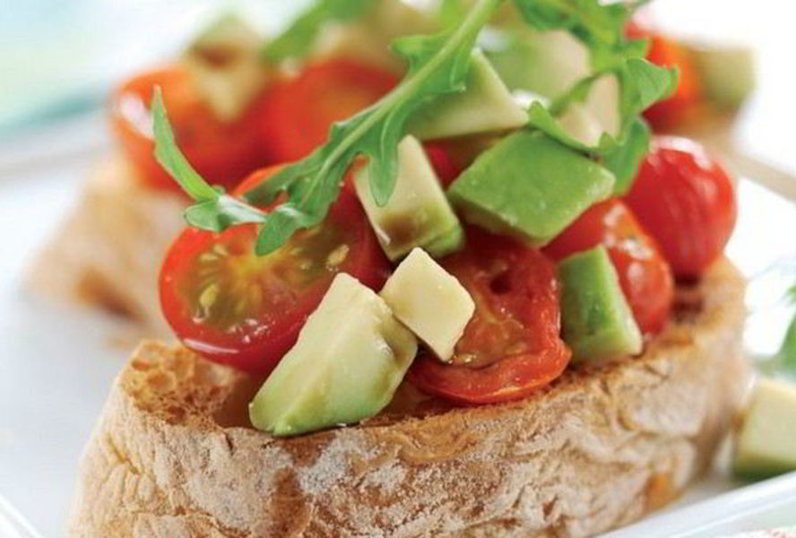 Хрустящие брускетты с помидорами и авокадо