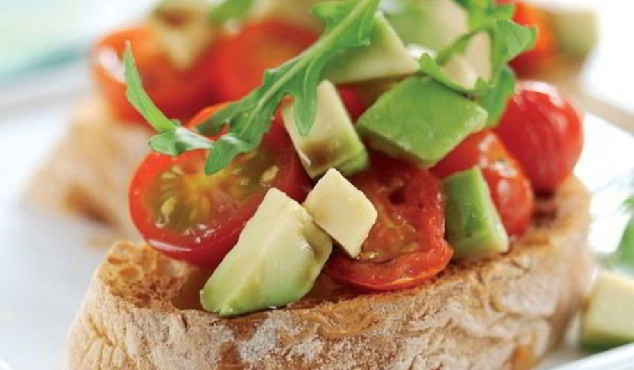 Рецепт хрустящих брускетт с помидорами и авокадо