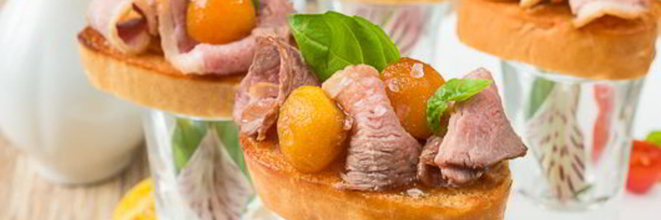 Мини-брускетты с уткой и карамелизированными яблоками