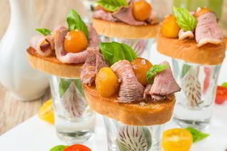 Мини-брускетты с уткой и карамелизированными яблоками