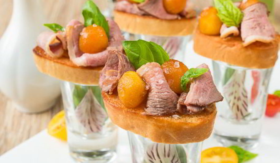 Рецепт мини-брускетт с уткой и карамелизированными яблоками