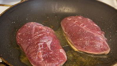 мини-брускетты с уткой и карамелизированными яблоками