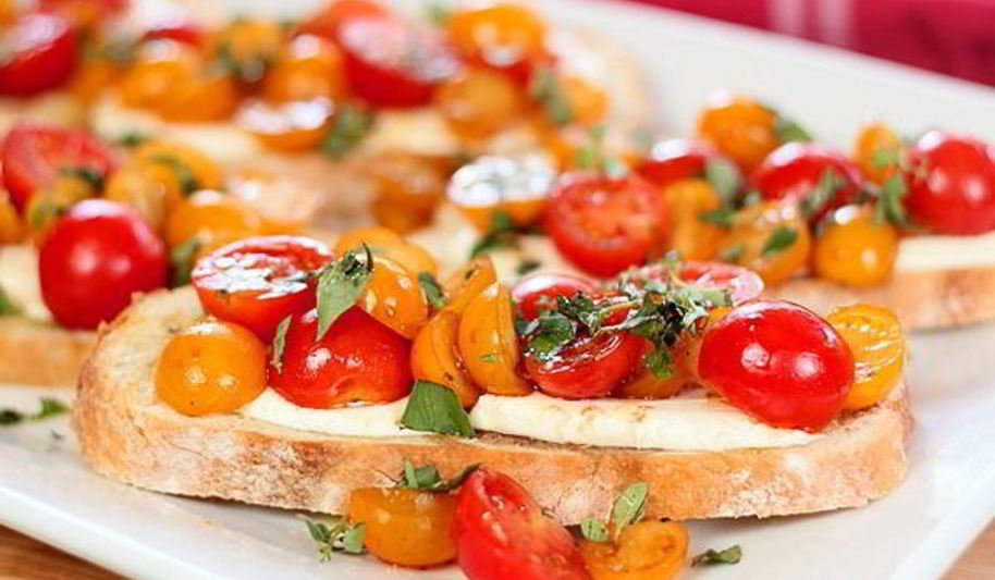 Рецепт теплой брускетты с помидорами и сыром