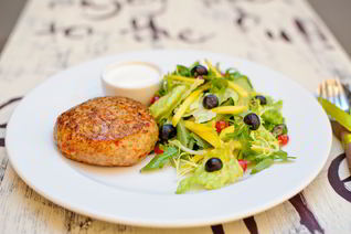 Бургер из индейки с зеленым салатом и фермерской сметаной