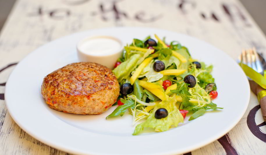 Рецепт бургера из индейки с зеленым салатом и фермерской сметаной