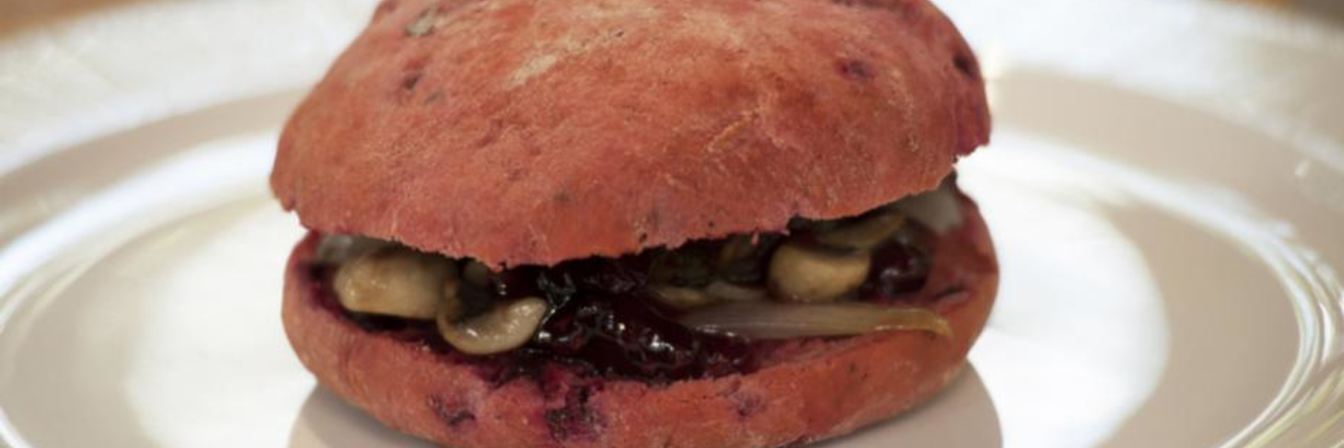 Бургер с говядиной и чатни из красной смородины