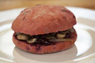 Бургер с говядиной и чатни из красной смородины