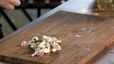 бургер с говядиной и чатни из красной смородины