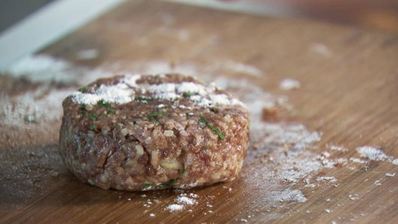 бургер с говядиной и чатни из красной смородины