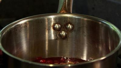 бургер с говядиной и чатни из красной смородины