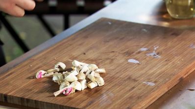 бургер с говядиной и чатни из красной смородины