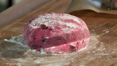 бургер с говядиной и чатни из красной смородины