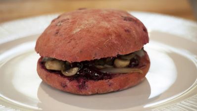 бургер с говядиной и чатни из красной смородины