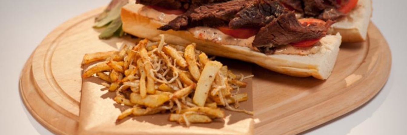 Бургер с говяжьей грудинкой и овощами фри