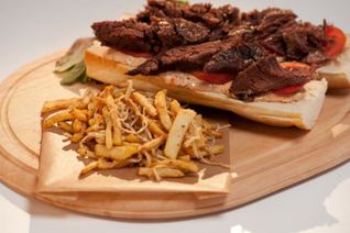 Бургер с говяжьей грудинкой и овощами фри