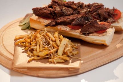 Бургер с говяжьей грудинкой и овощами фри