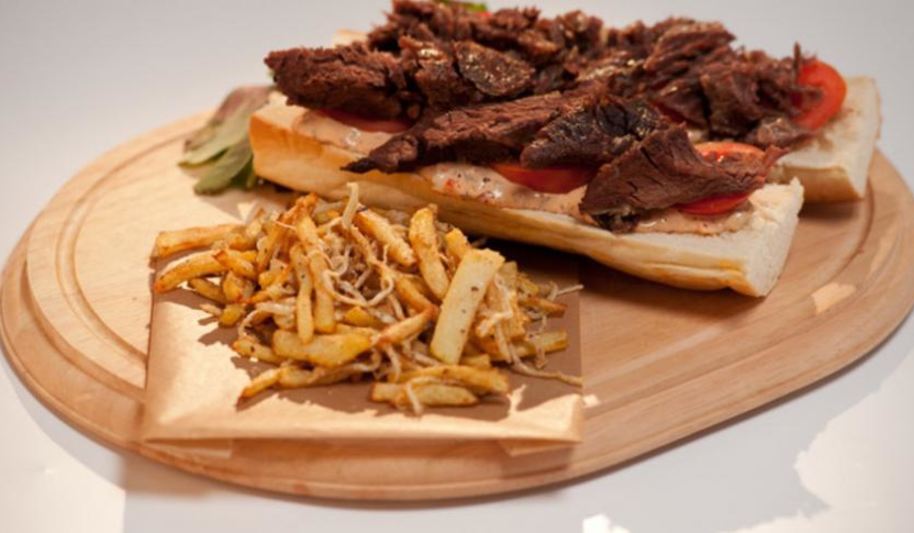 Рецепт бургера с говяжьей грудинкой и овощами фри