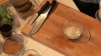 бургер с говяжьей грудинкой и овощами фри