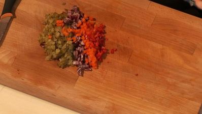 бургер с говяжьей грудинкой и овощами фри