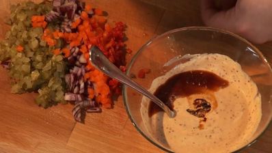 бургер с говяжьей грудинкой и овощами фри