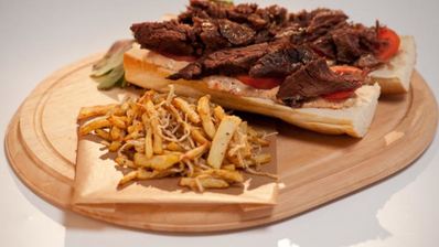 бургер с говяжьей грудинкой и овощами фри