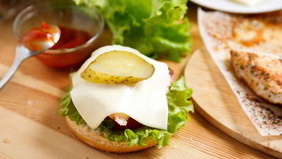 бургер с куриной грудкой